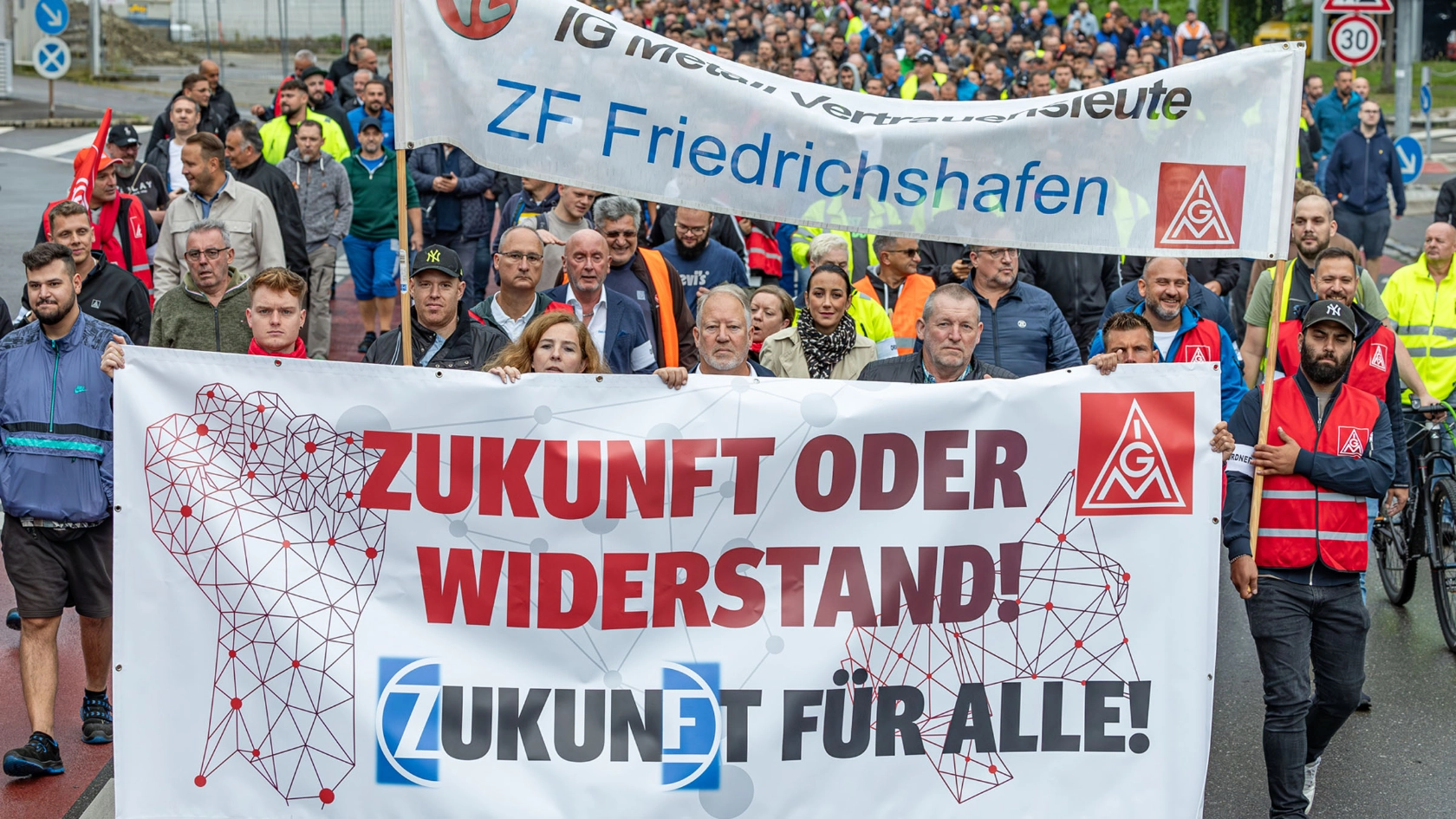 Bundesweiter Aktionstag gegen Stellenabbau bei ZF in Friedrichshafen