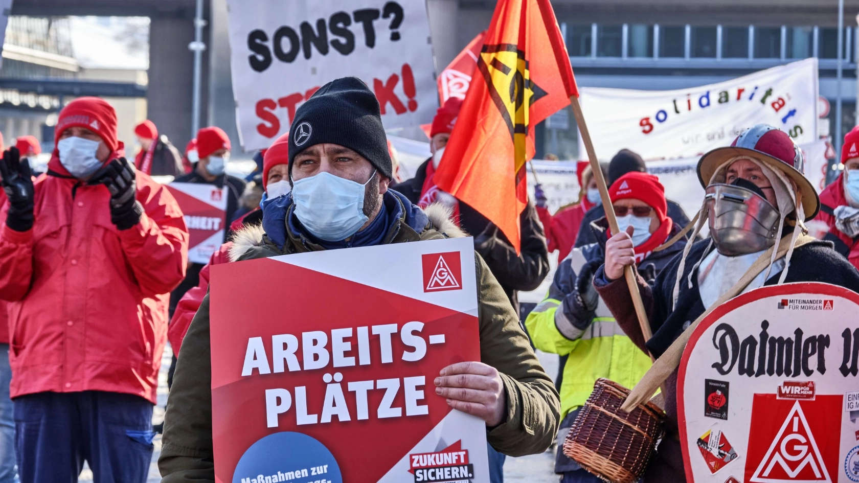 Tarifrunde Metall und Elektro: Mit dem Tarifabschluss in der Metall- und Elektroindustrie hat die IG Metall Beschäftigung, Zukunft und Einkommen gesichert. 500 Euro in diesem Jahr, ab 2022 kommt dann ein jährliches Transformationsgeld (T-Geld) dazu. 2023 steigt das T-Geld auf 27,6 Prozent und kann auch zur Arbeitszeitverkürzung genutzt werden. Hier: Warnstreik bei Daimler Stuttgart.