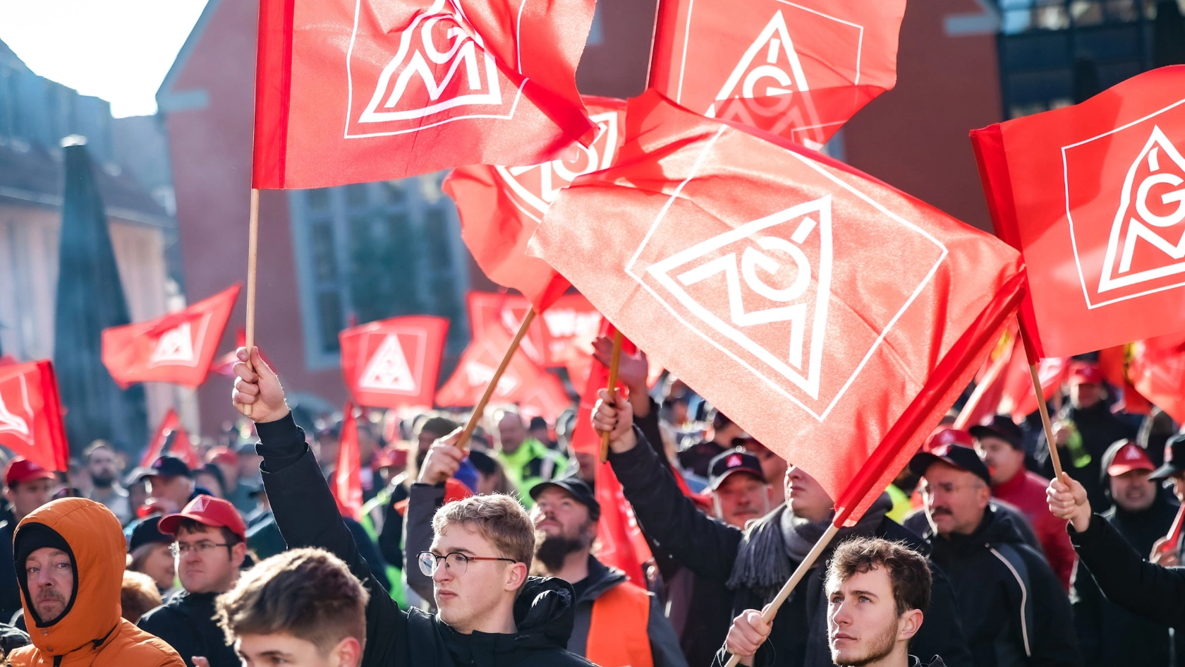 Beschäftigte bei einer Warnstreik-Kundgebung in der Metall-Tarifrunde